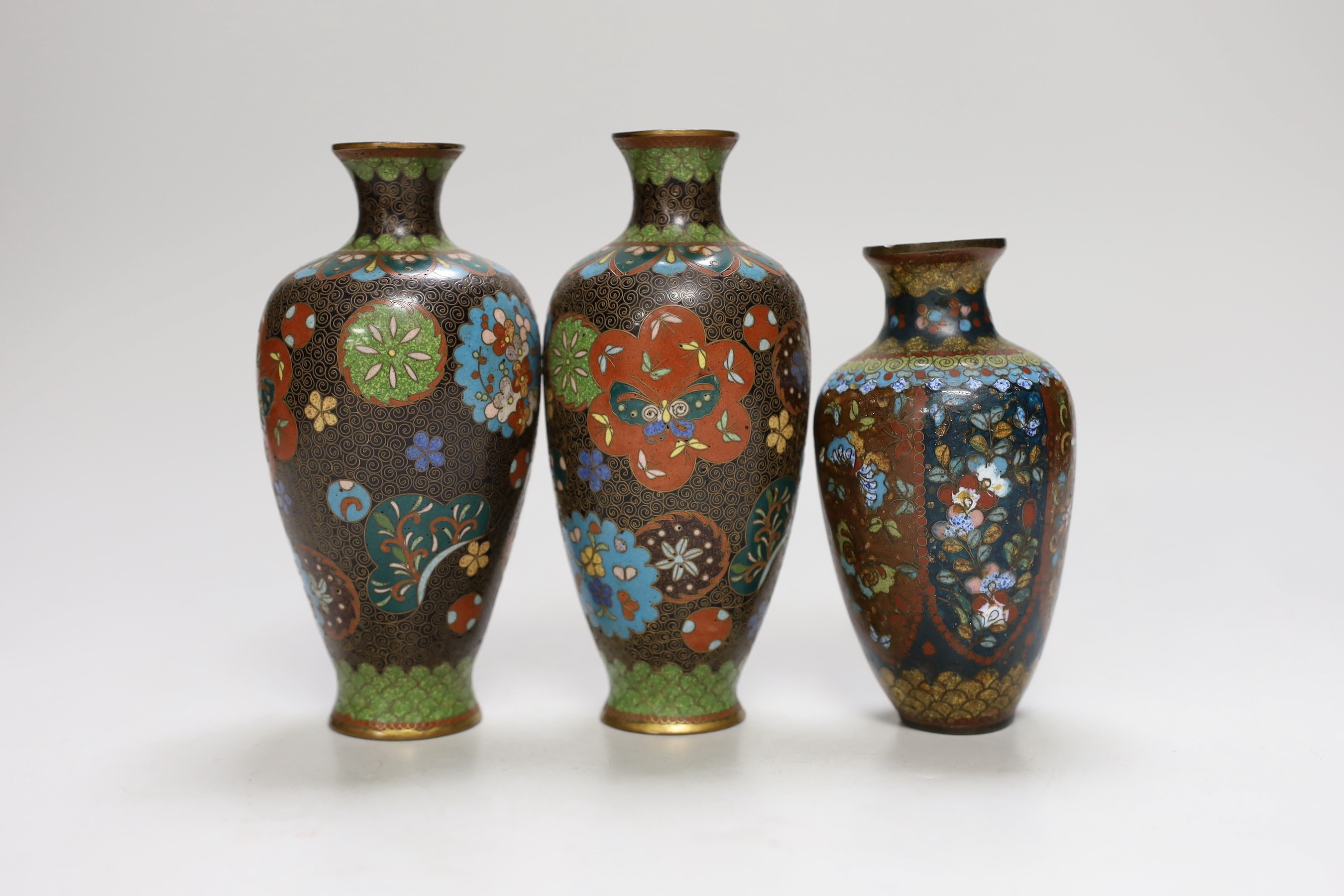 Three Japanese cloisonné enamel vases and two Imari dishes, 21cm long